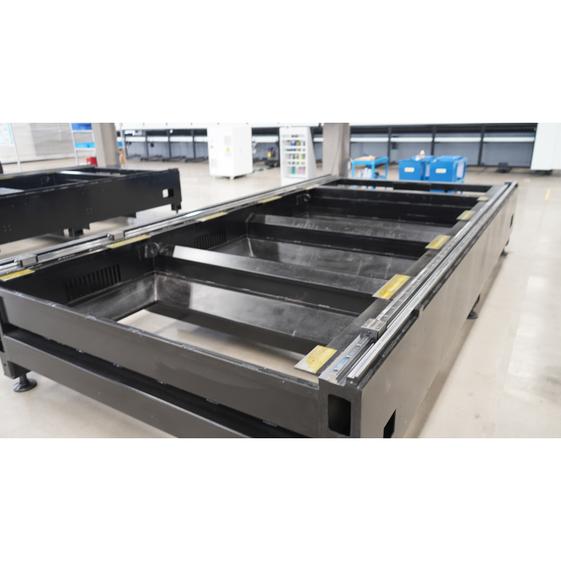 Machine de d&eacute;coupe de tubes au laser &agrave; 4 mandrins